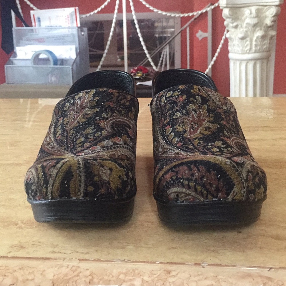 Dansko clog size 38 in a multi color